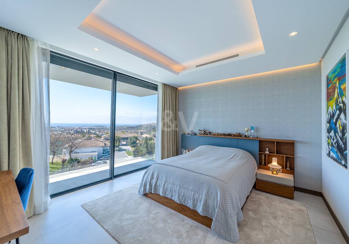 Moderne Golf-Villa in erster Linie mit Meerblick neben dem Clubhaus