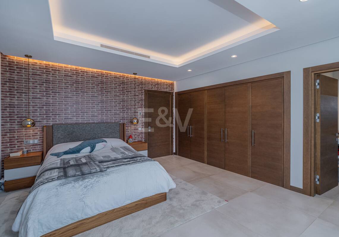 Moderne Golf-Villa in erster Linie mit Meerblick neben dem Clubhaus