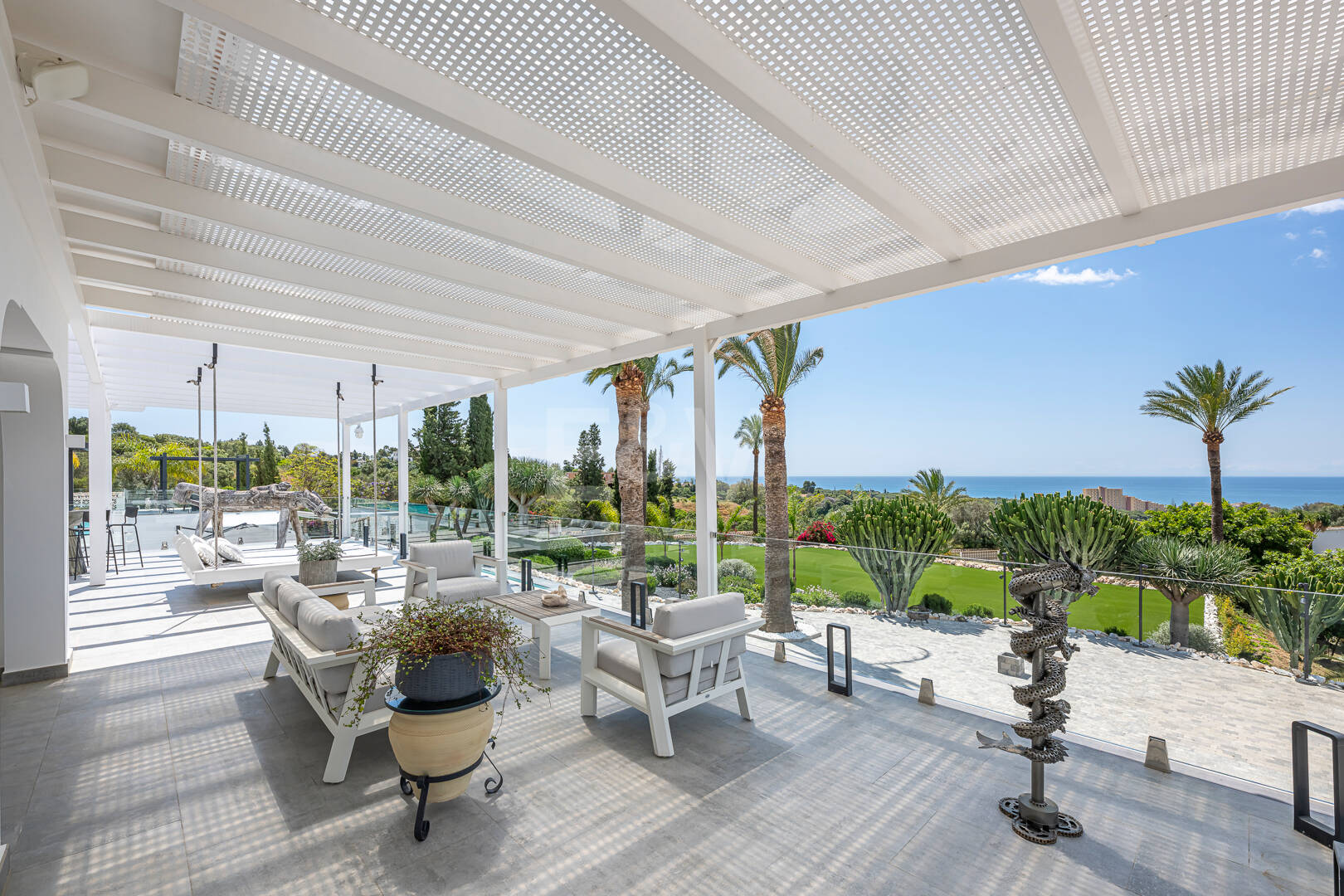 Impressive modern villa on a large plot of over 5000 M2