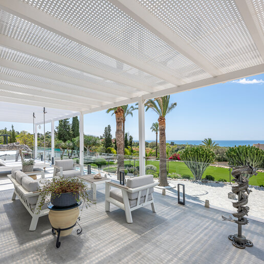 Exquisite Luxury Villa: Mediterranean Style and Natural Beauty
