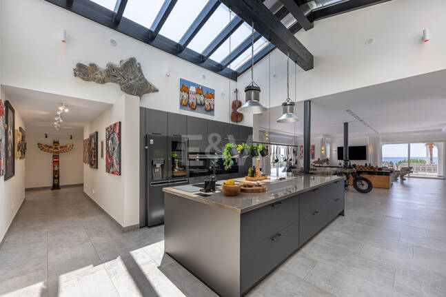 Impressive modern villa on a large plot of over 5000 M2