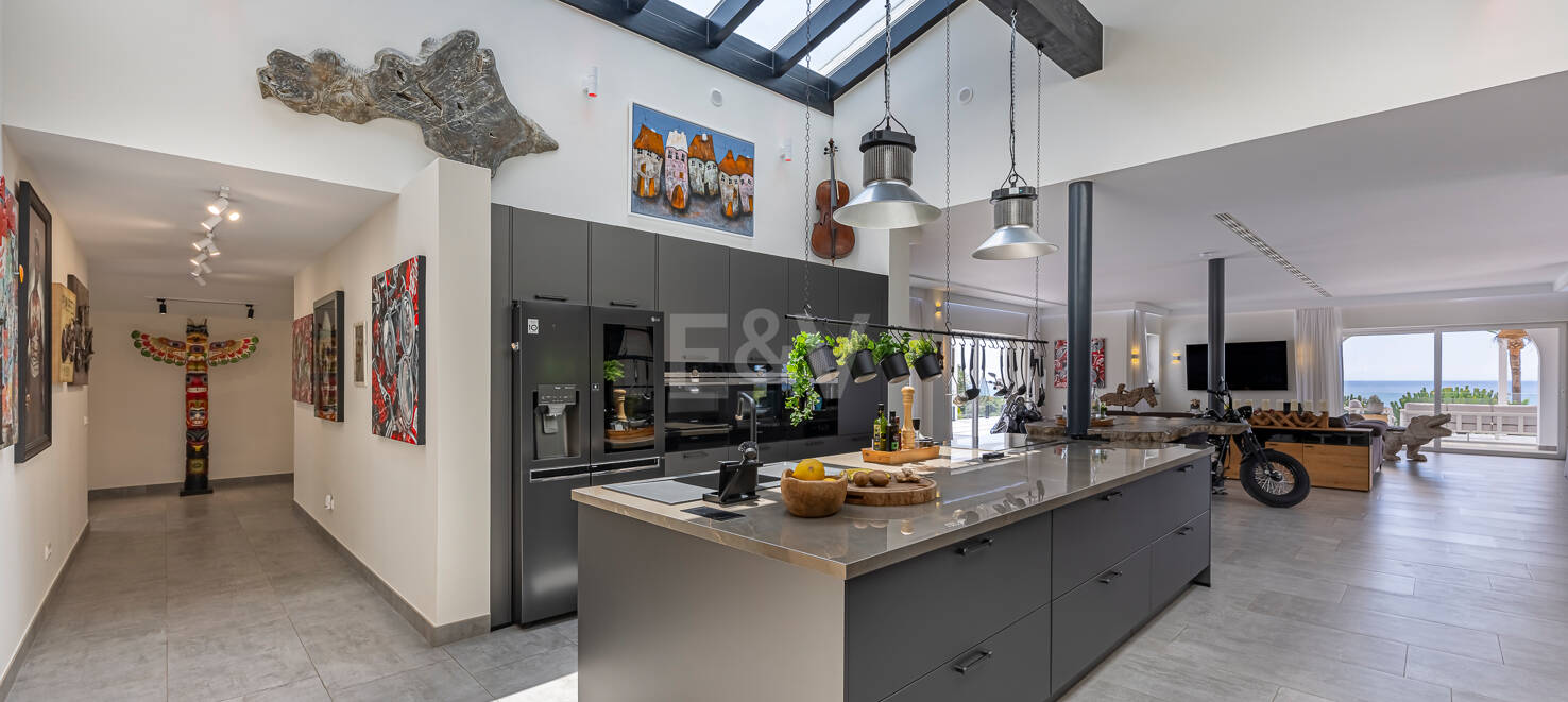 Impressive modern villa on a large plot of over 5000 M2