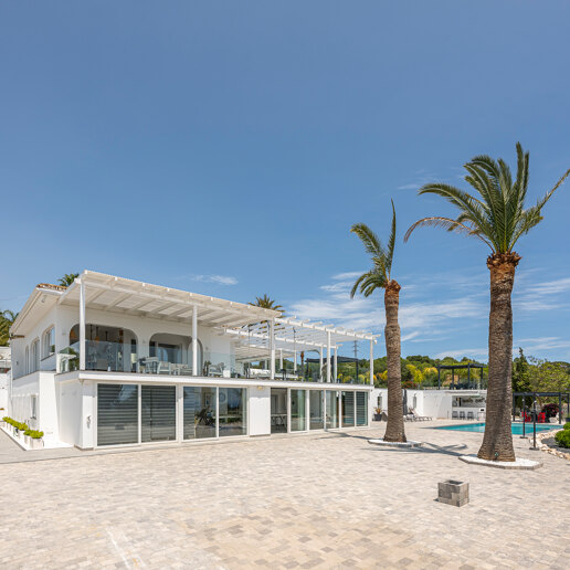 Exquisite Luxury Villa: Mediterranean Style and Natural Beauty