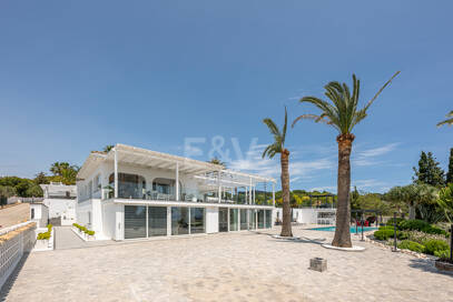 Impressive modern villa on a large plot of over 5000 M2