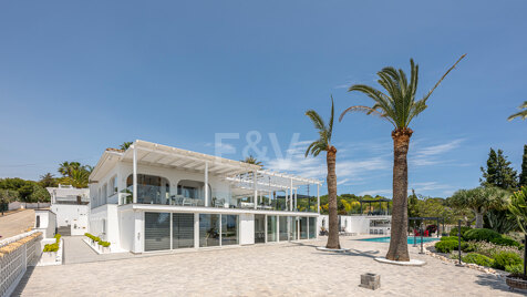 Exquisite Luxury Villa: Mediterranean Style and Natural Beauty