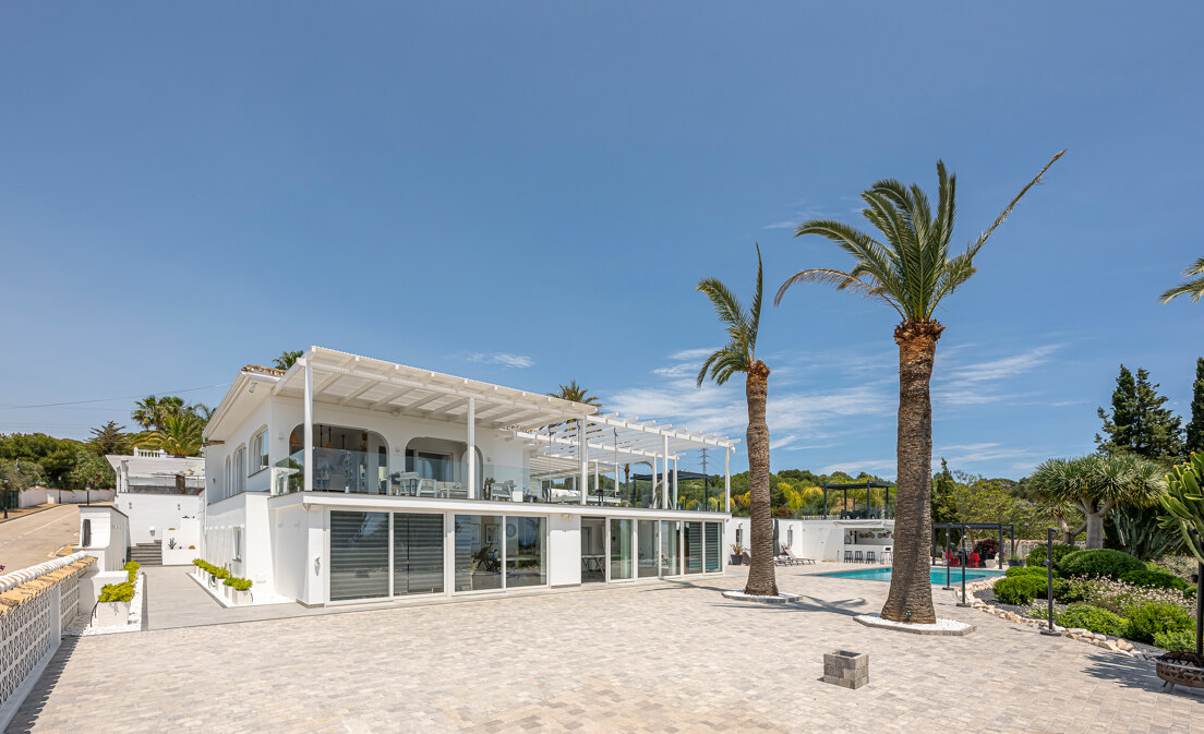 Exquisite Luxury Villa: Mediterranean Style and Natural Beauty