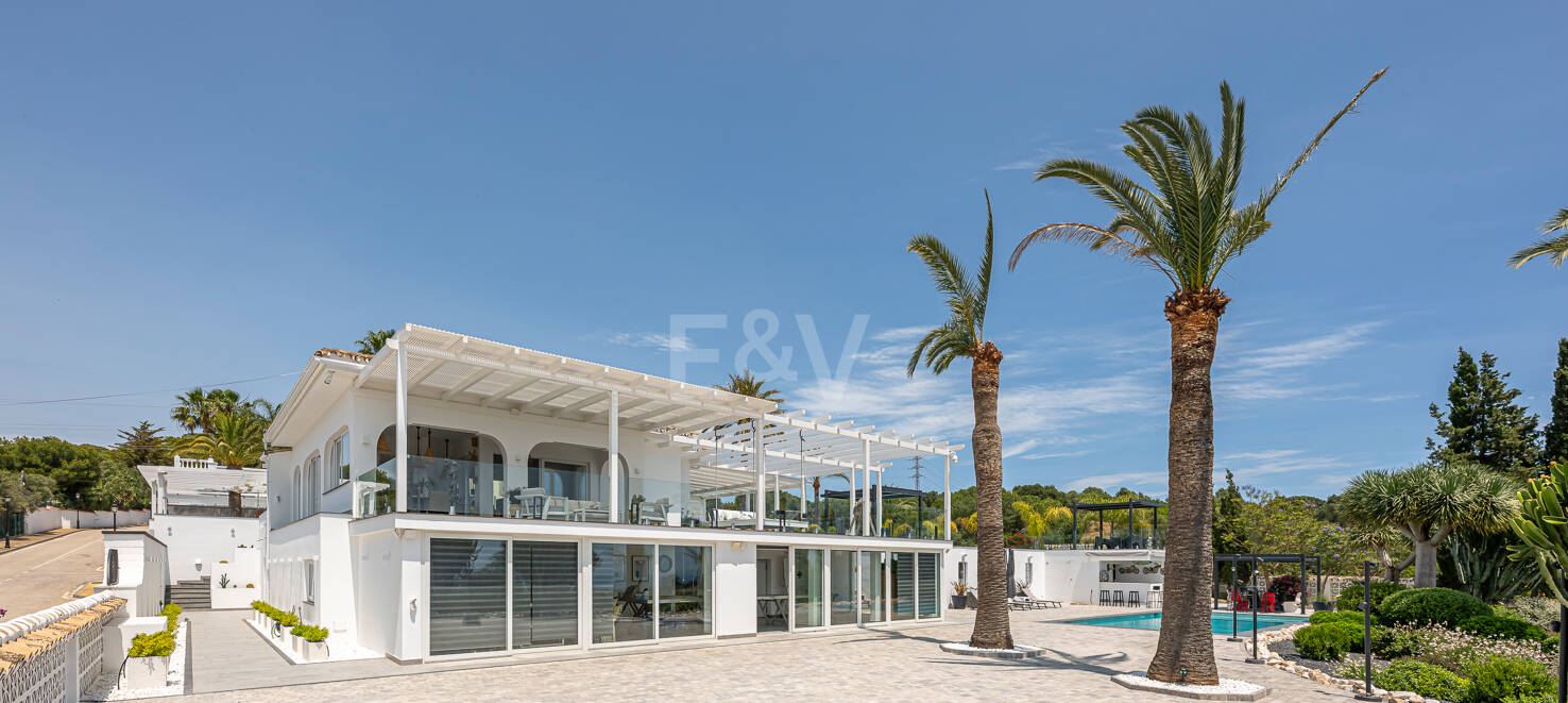 Impressive modern villa on a large plot of over 5000 M2