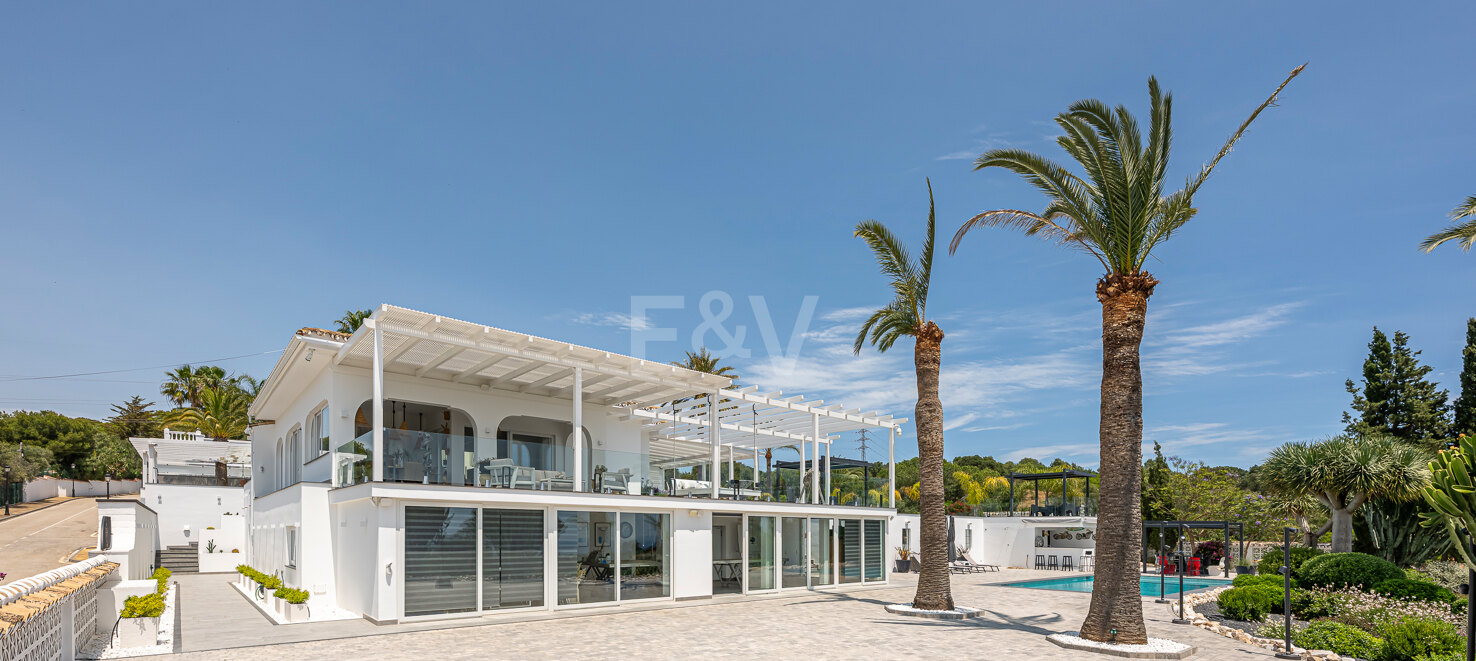 Exquisite Luxury Villa: Mediterranean Style and Natural Beauty