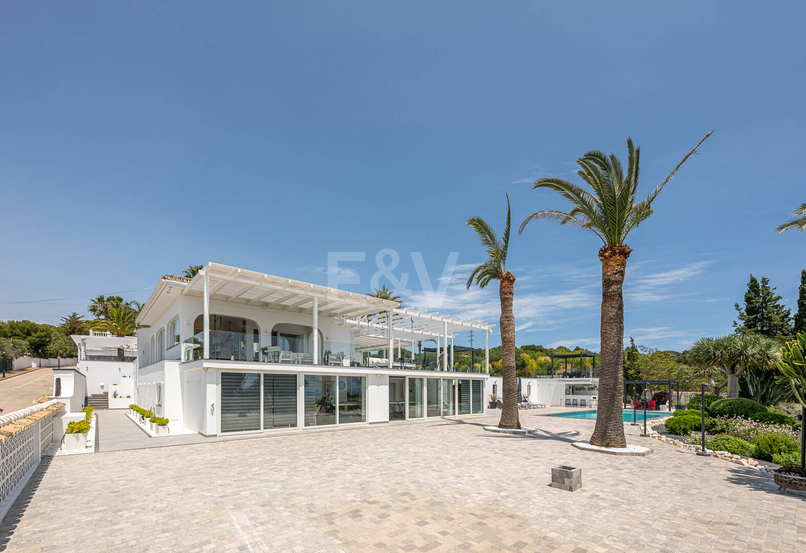 Impressive modern villa on a large plot of over 5000 M2