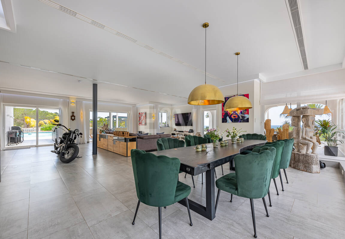 Impressive modern villa on a large plot of over 5000 M2