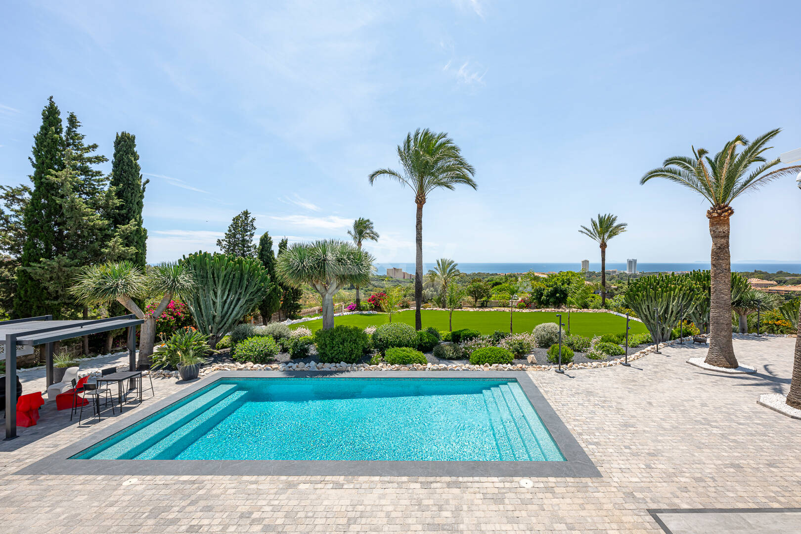 Impressive modern villa on a large plot of over 5000 M2