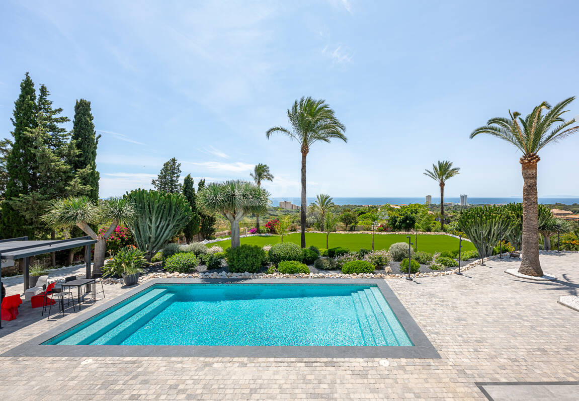 Impressive modern villa on a large plot of over 5000 M2