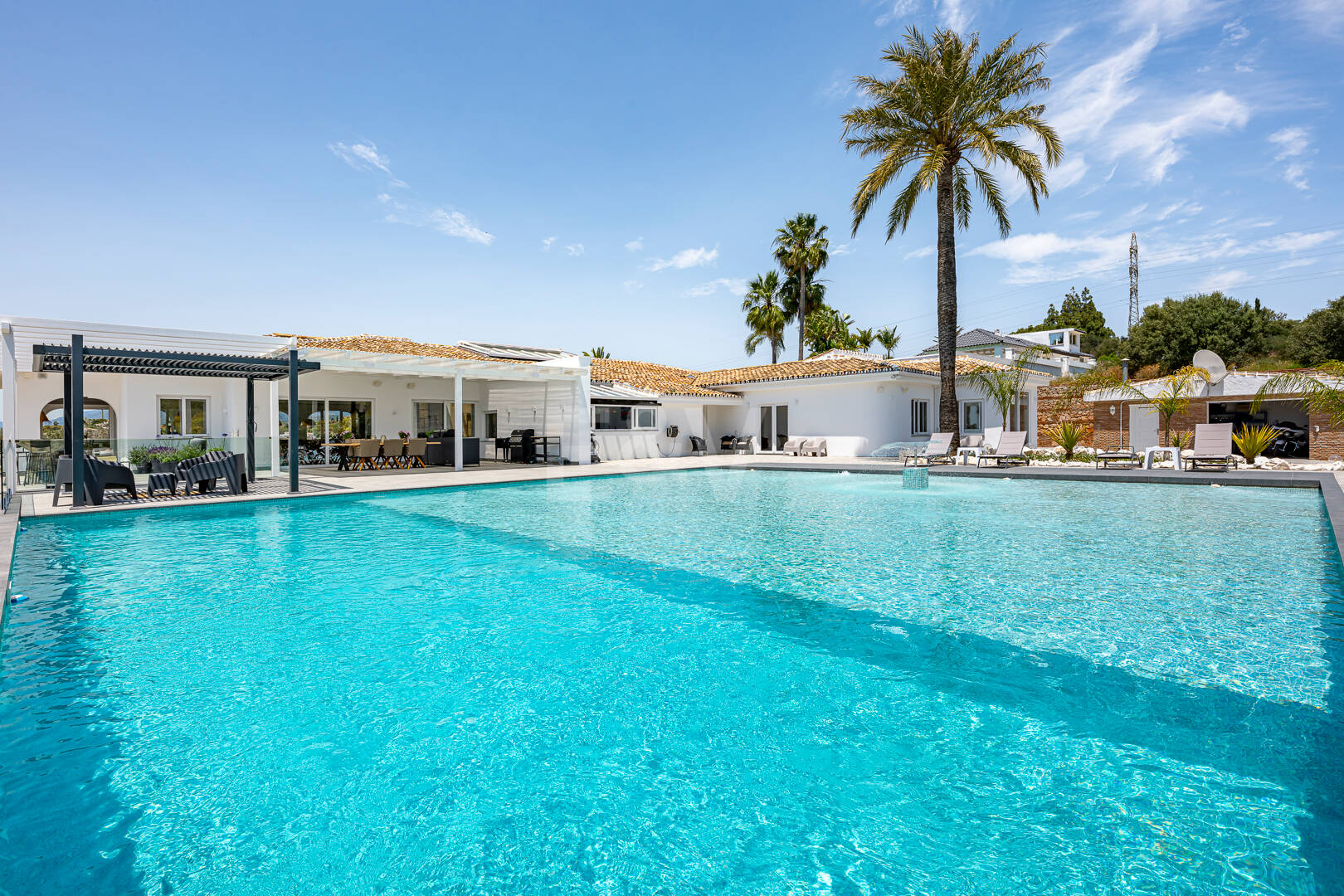 Impressive modern villa on a large plot of over 5000 M2