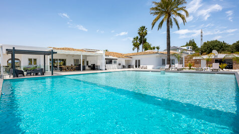 Exquisite Luxury Villa: Mediterranean Style and Natural Beauty