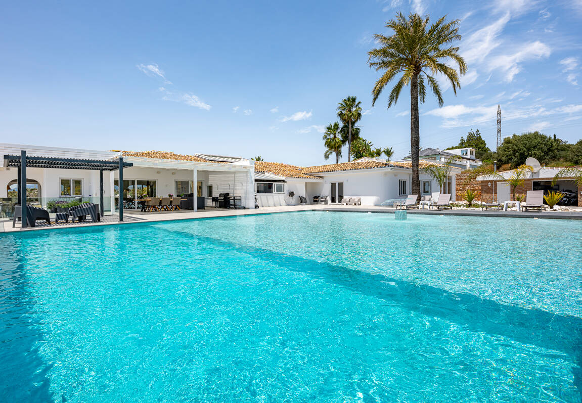 Impressive modern villa on a large plot of over 5000 M2