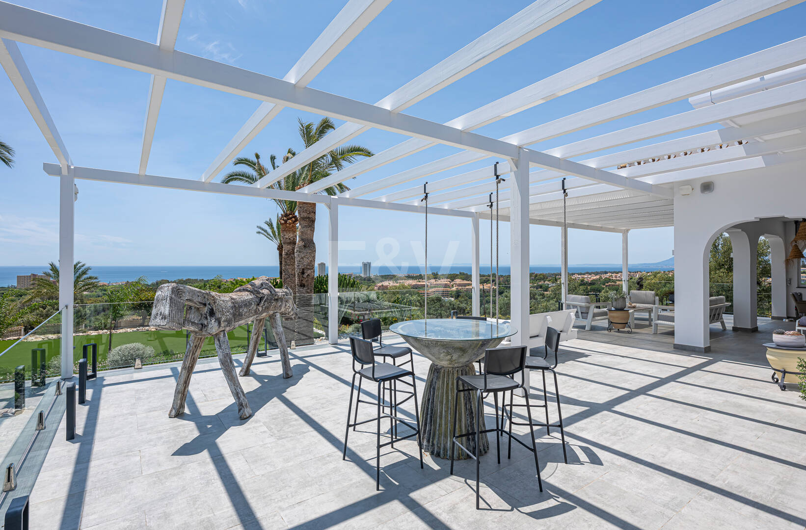 Impressive modern villa on a large plot of over 5000 M2