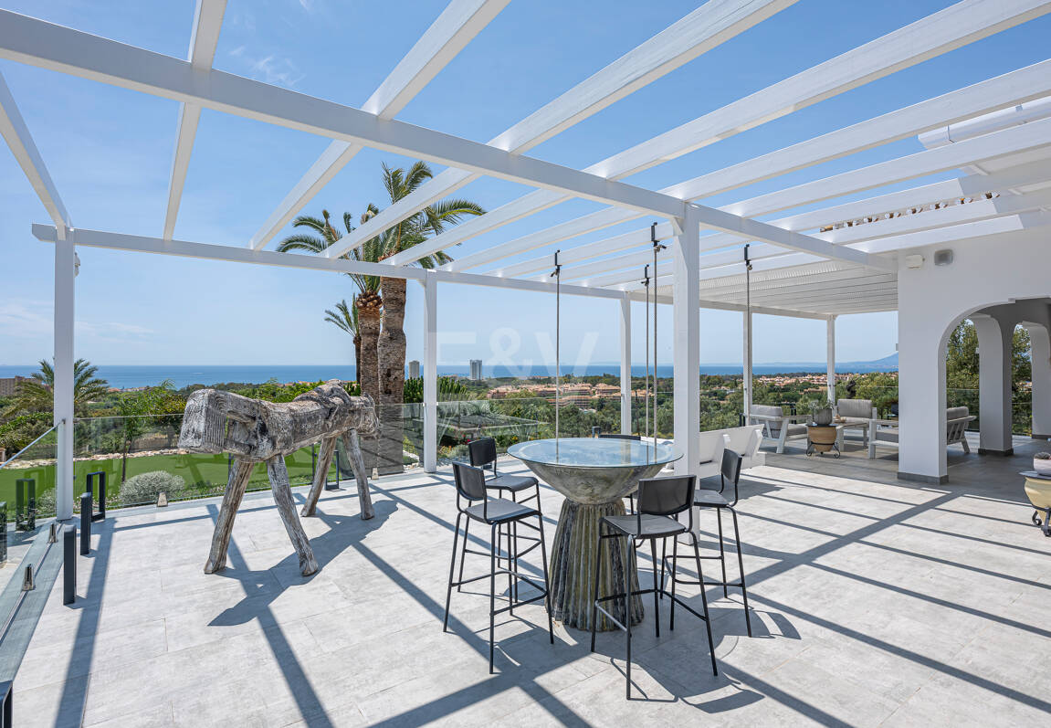 Impressive modern villa on a large plot of over 5000 M2