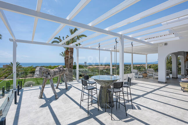 Impressive modern villa on a large plot of over 5000 M2