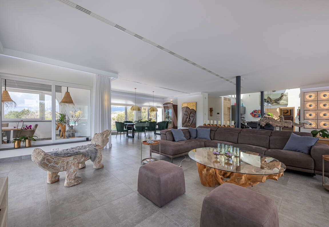 Impressive modern villa on a large plot of over 5000 M2