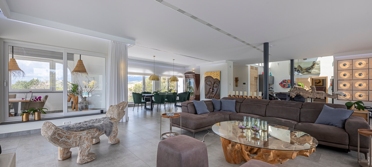 Exquisite Luxury Villa: Mediterranean Style and Natural Beauty