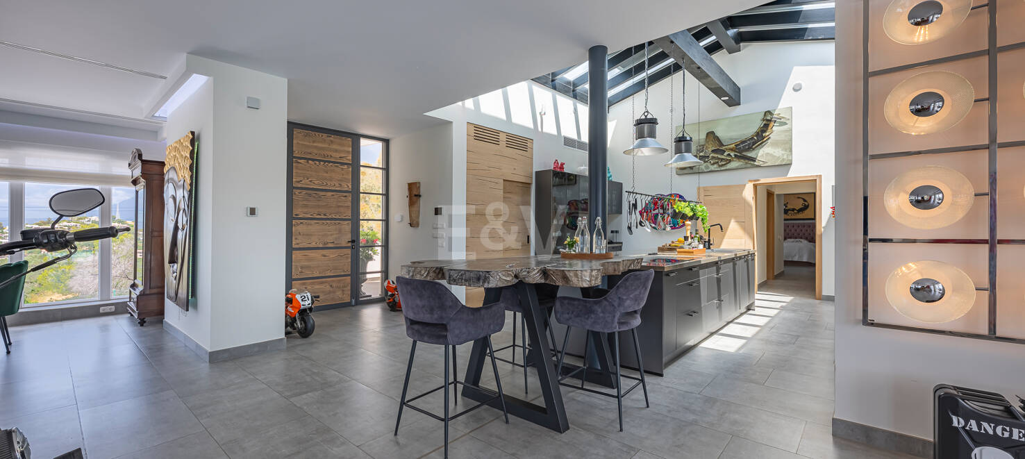 Impressive modern villa on a large plot of over 5000 M2