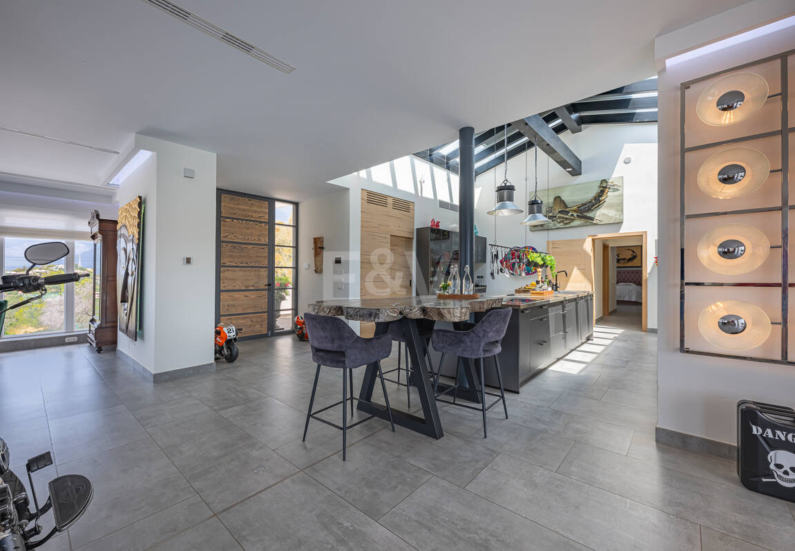 Impressive modern villa on a large plot of over 5000 M2