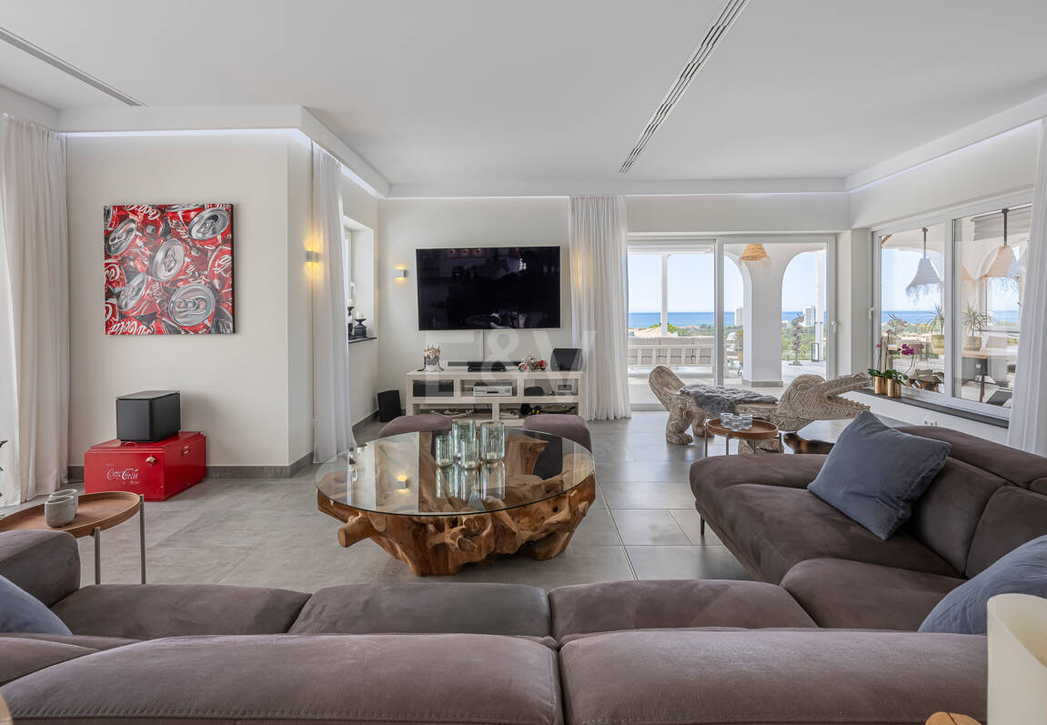 Impressive modern villa on a large plot of over 5000 M2