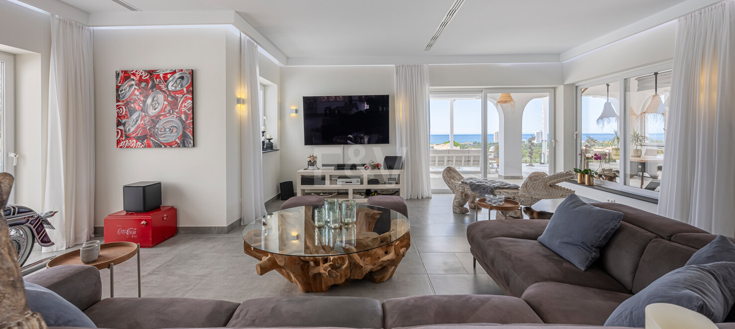Exquisite Luxury Villa: Mediterranean Style and Natural Beauty