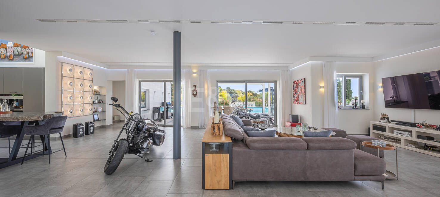 Impressive modern villa on a large plot of over 5000 M2