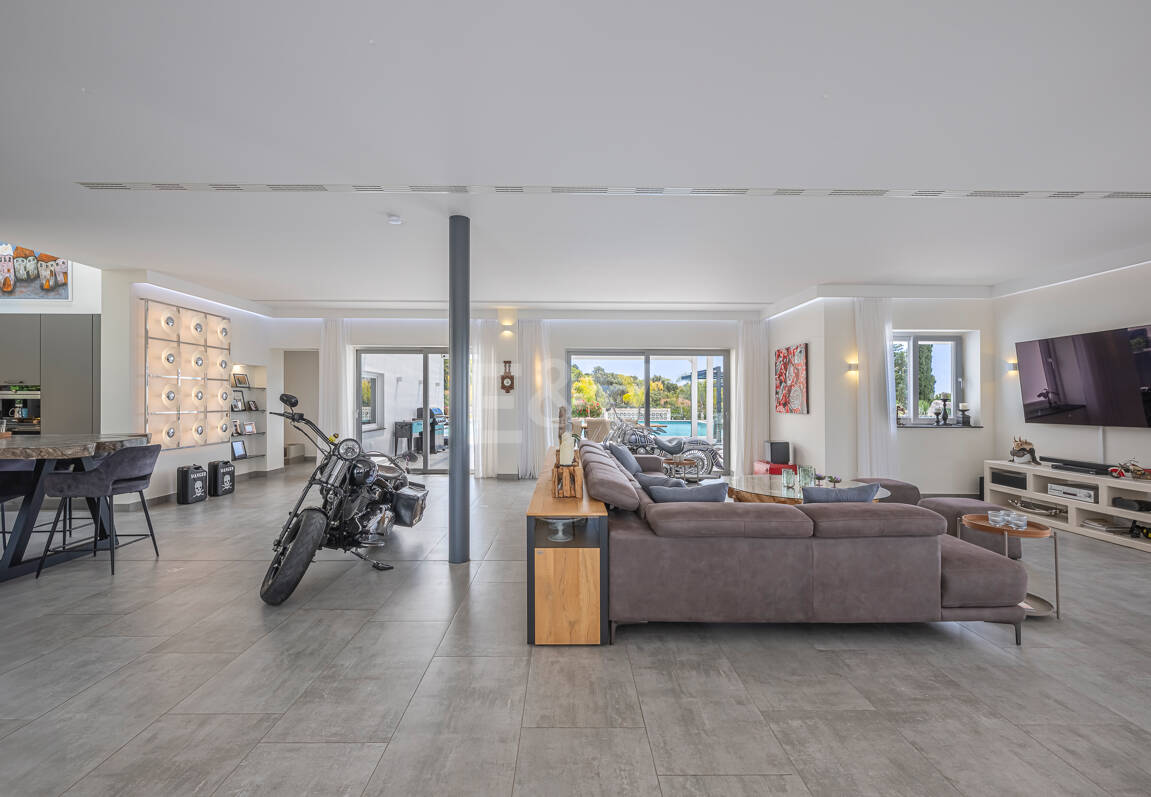 Impressive modern villa on a large plot of over 5000 M2