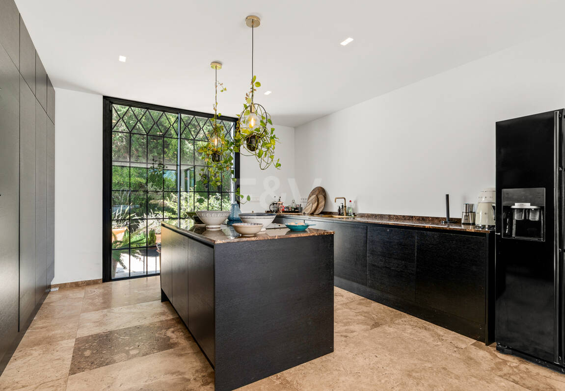 Andalusian Villa steps to the beach in Marbesa