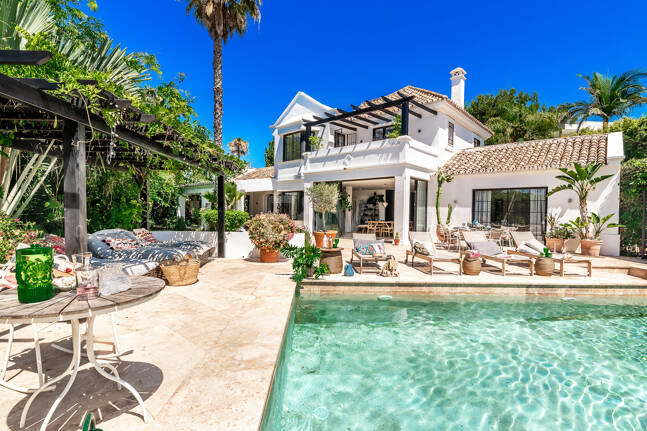 Andalusian Villa steps to the beach in Marbesa