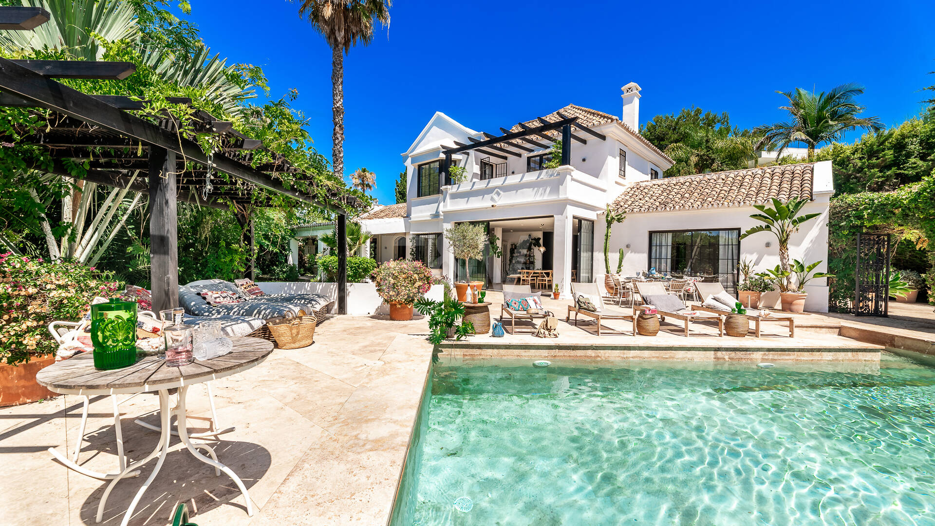 Andalusian Villa steps to the beach in Marbesa