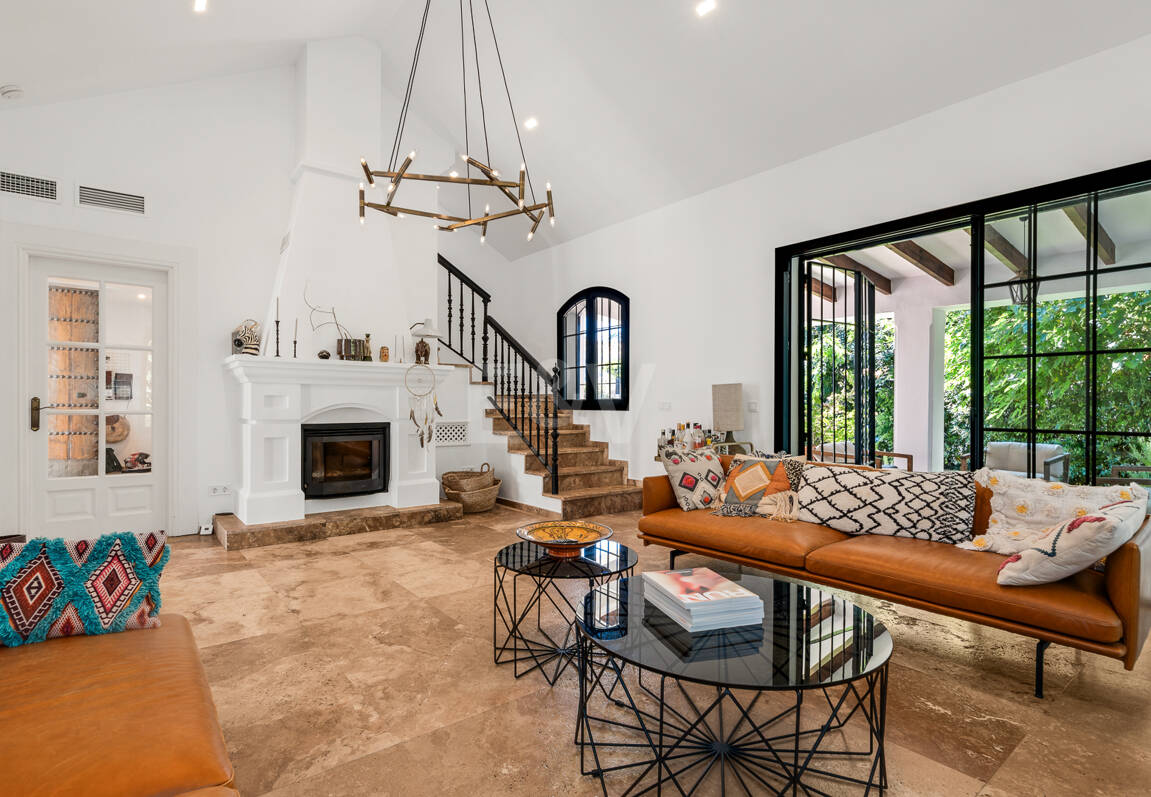 Andalusian Villa steps to the beach in Marbesa