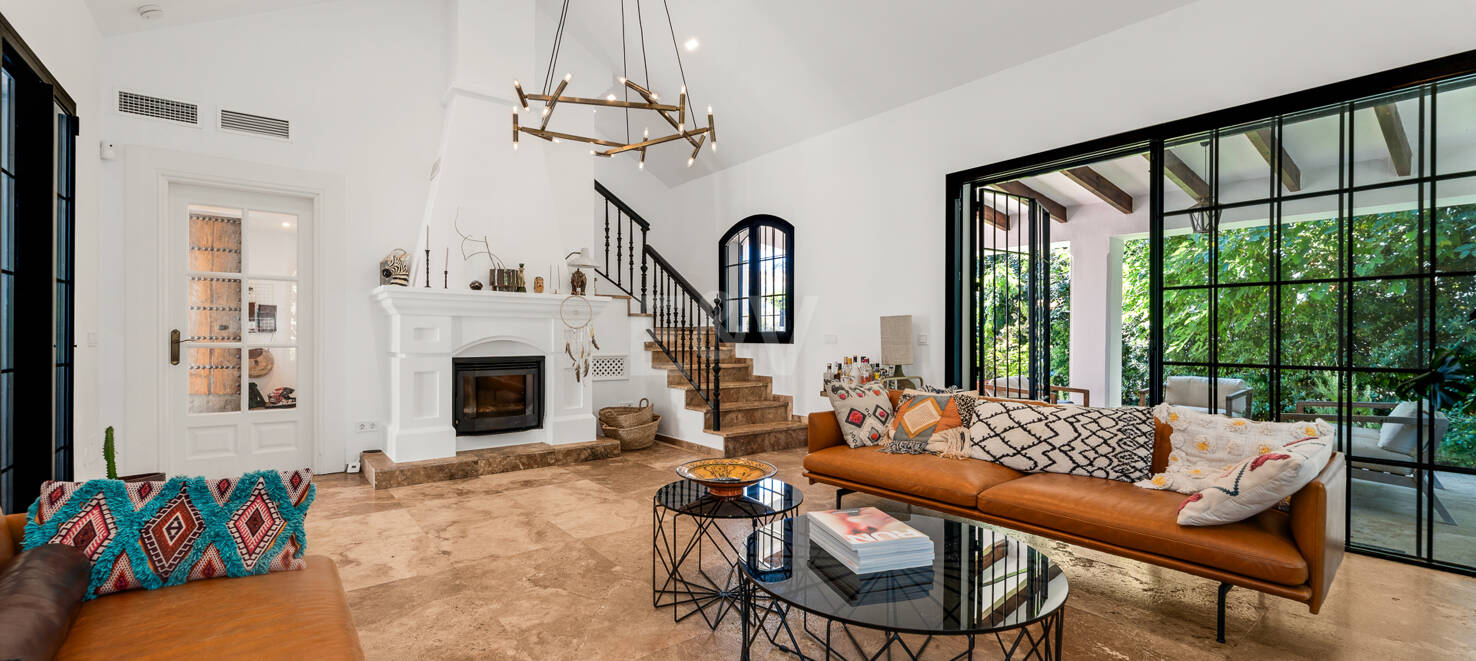 Andalusian Villa steps to the beach in Marbesa