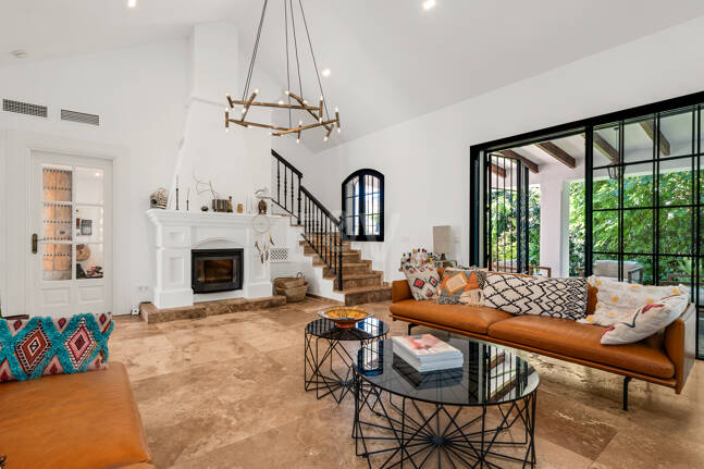 Andalusian Villa steps to the beach in Marbesa