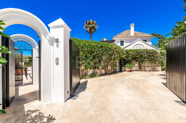 Andalusian Villa steps to the beach in Marbesa