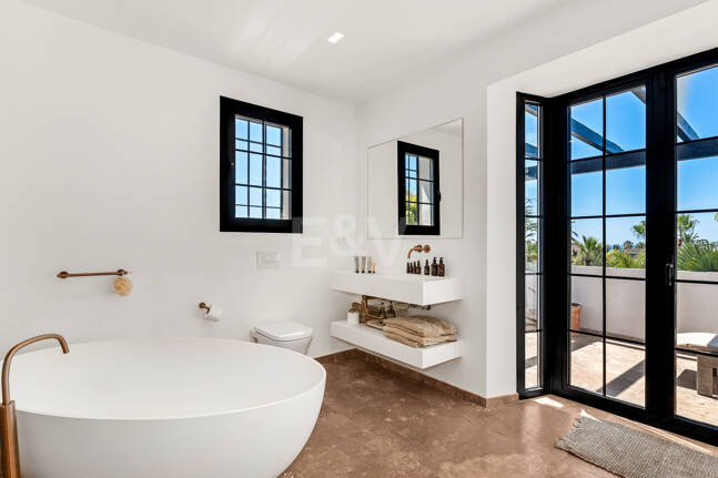 Andalusian Villa steps to the beach in Marbesa