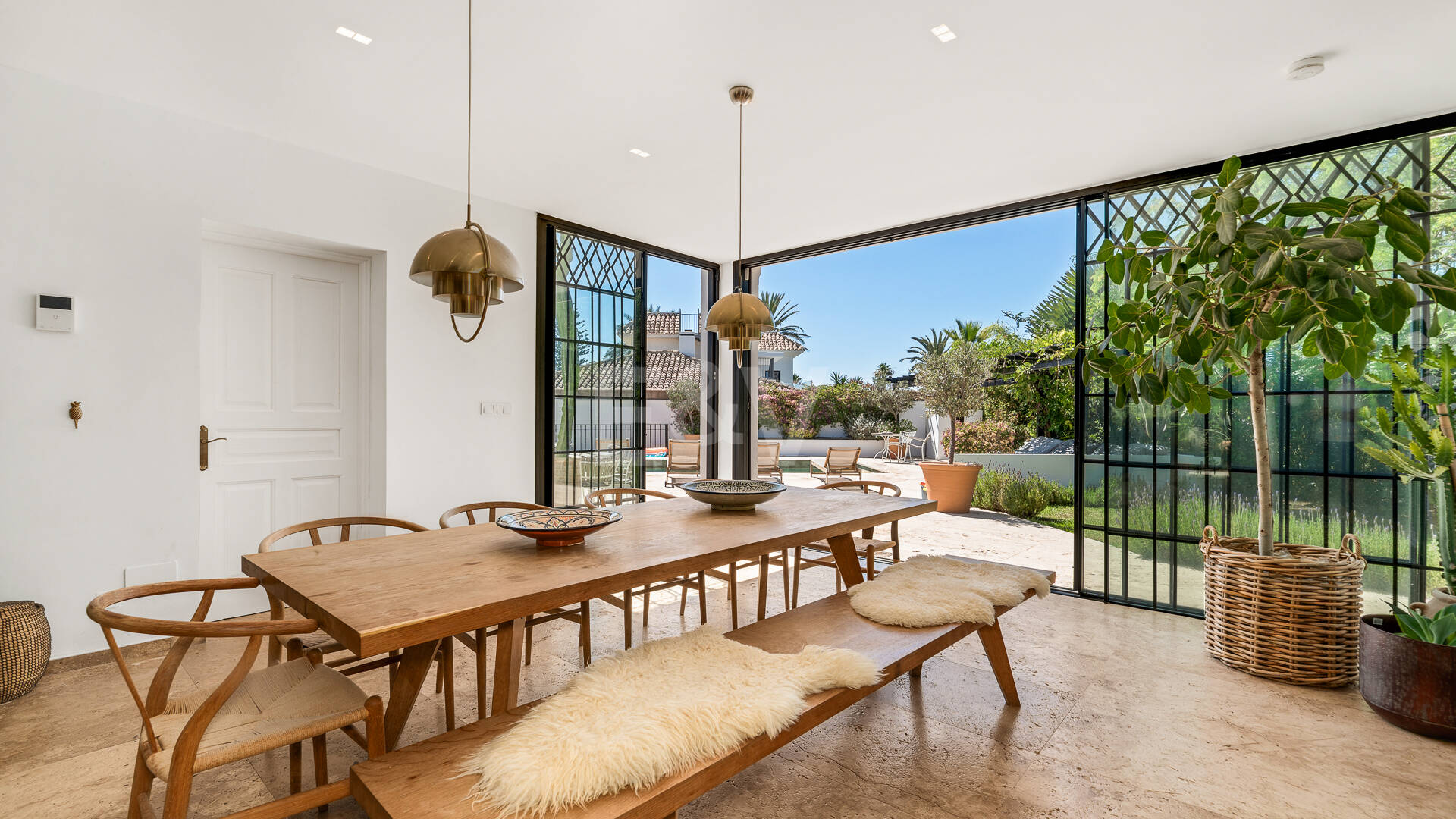 Andalusian Villa steps to the beach in Marbesa