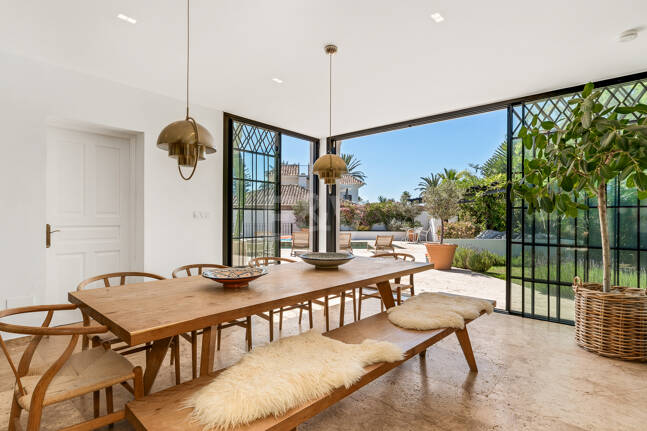 Andalusian Villa steps to the beach in Marbesa