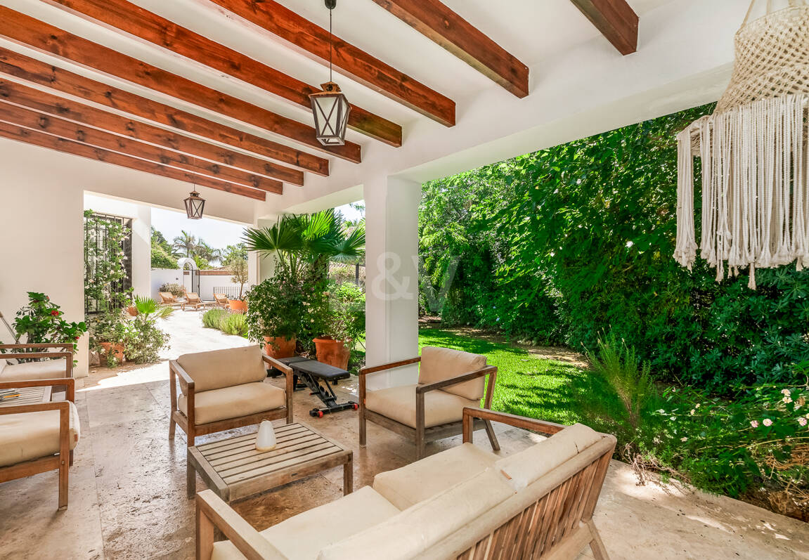 Andalusian Villa steps to the beach in Marbesa