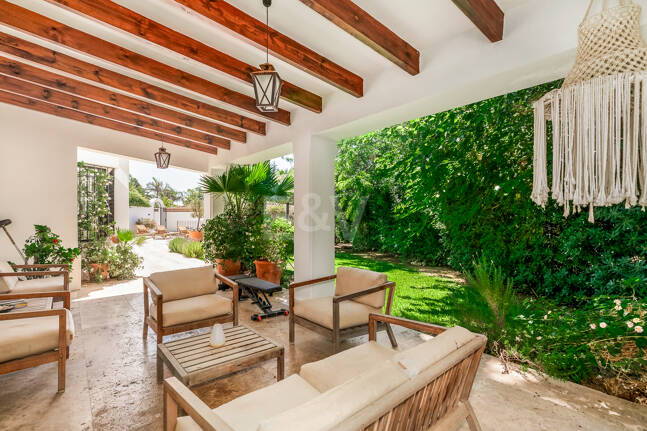 Andalusian Villa steps to the beach in Marbesa