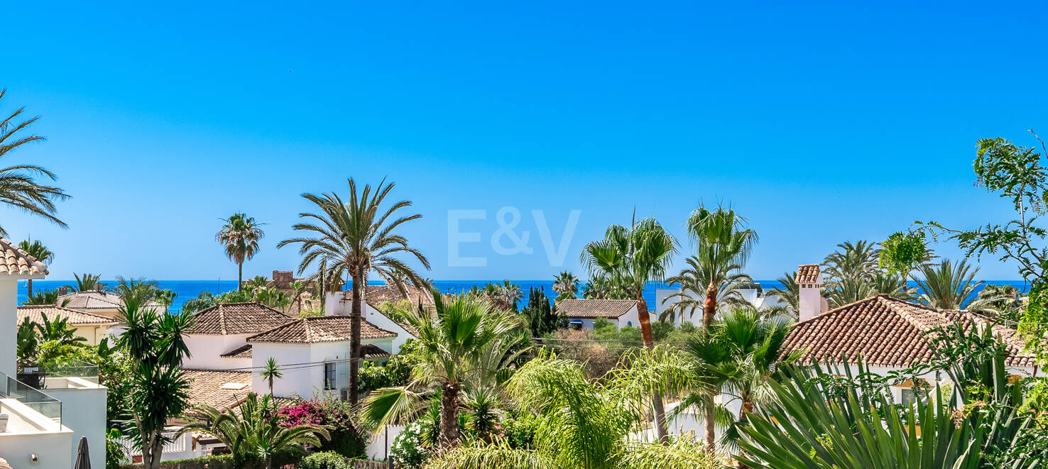 Andalusian Villa steps to the beach in Marbesa