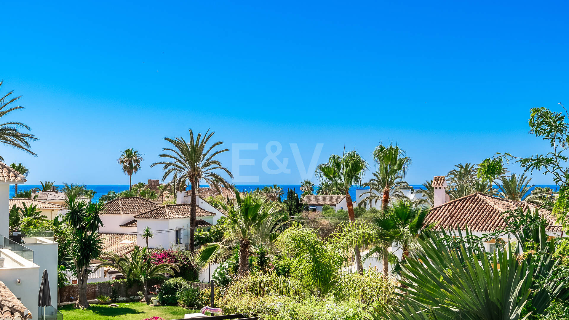 Andalusian Villa steps to the beach in Marbesa