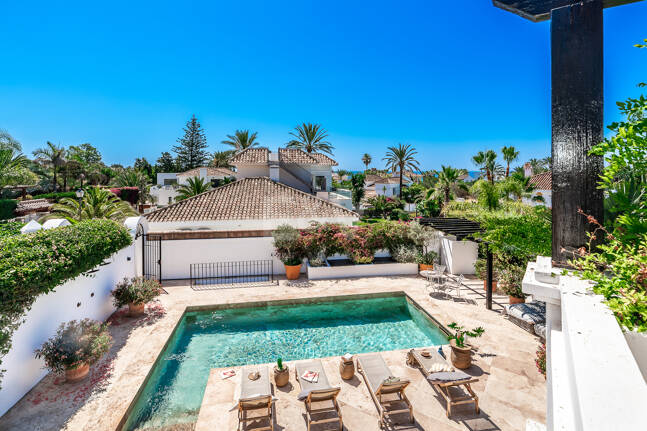 Andalusian Villa steps to the beach in Marbesa