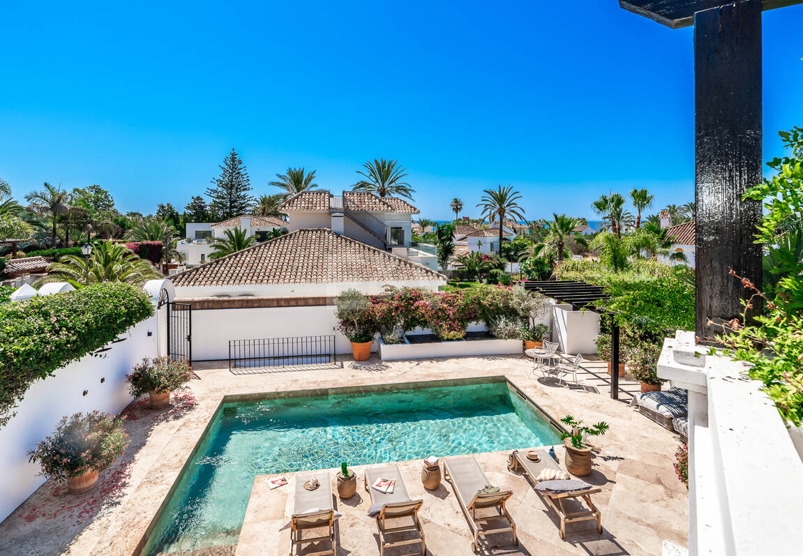 Andalusian Villa steps to the beach in Marbesa