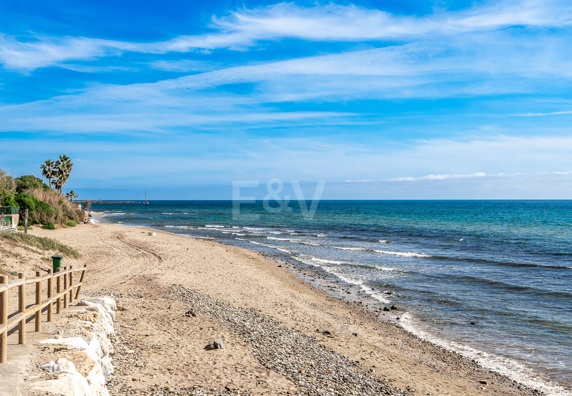 Andalusian Villa steps to the beach in Marbesa