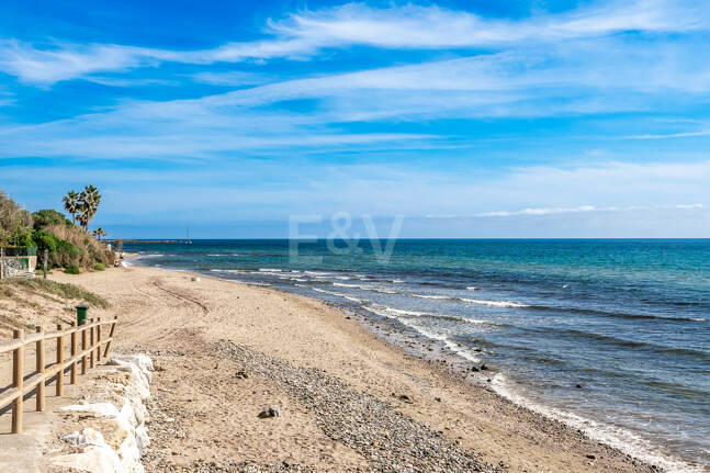 Andalusian Villa steps to the beach in Marbesa