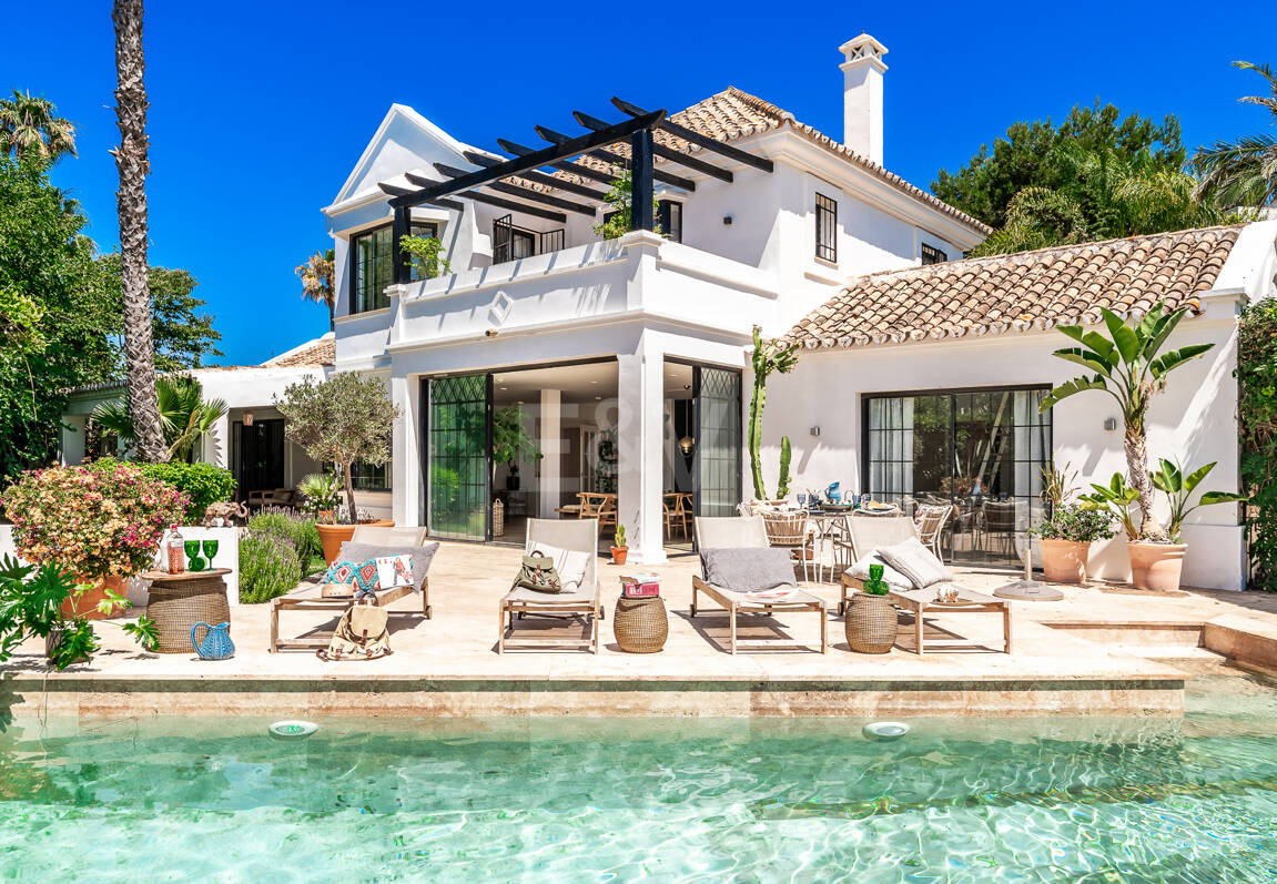 Andalusian Villa steps to the beach in Marbesa