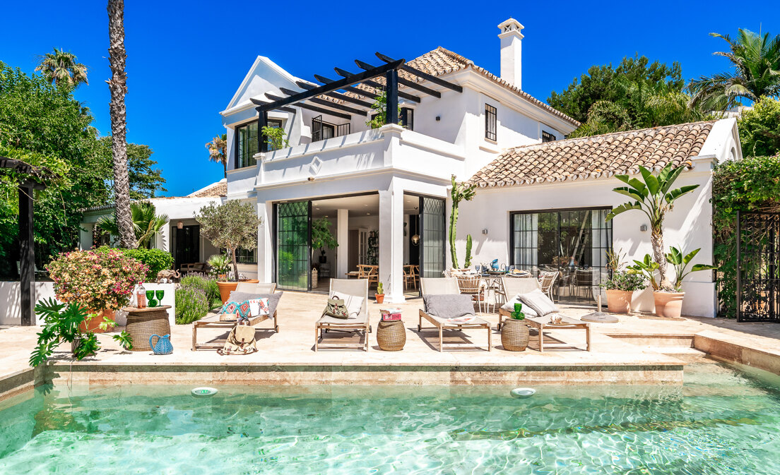 Andalusian Villa steps to the beach in Marbesa